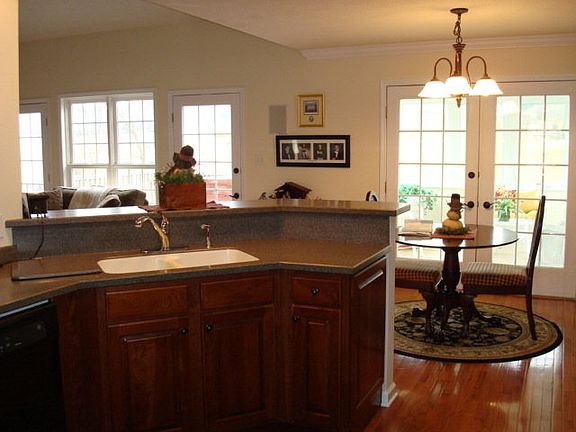 4th image of 376 Rogers Cir