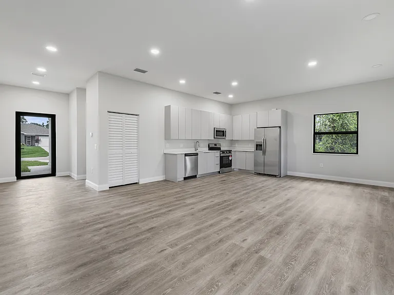 1051 Milwaukee Blvd — Photo 14