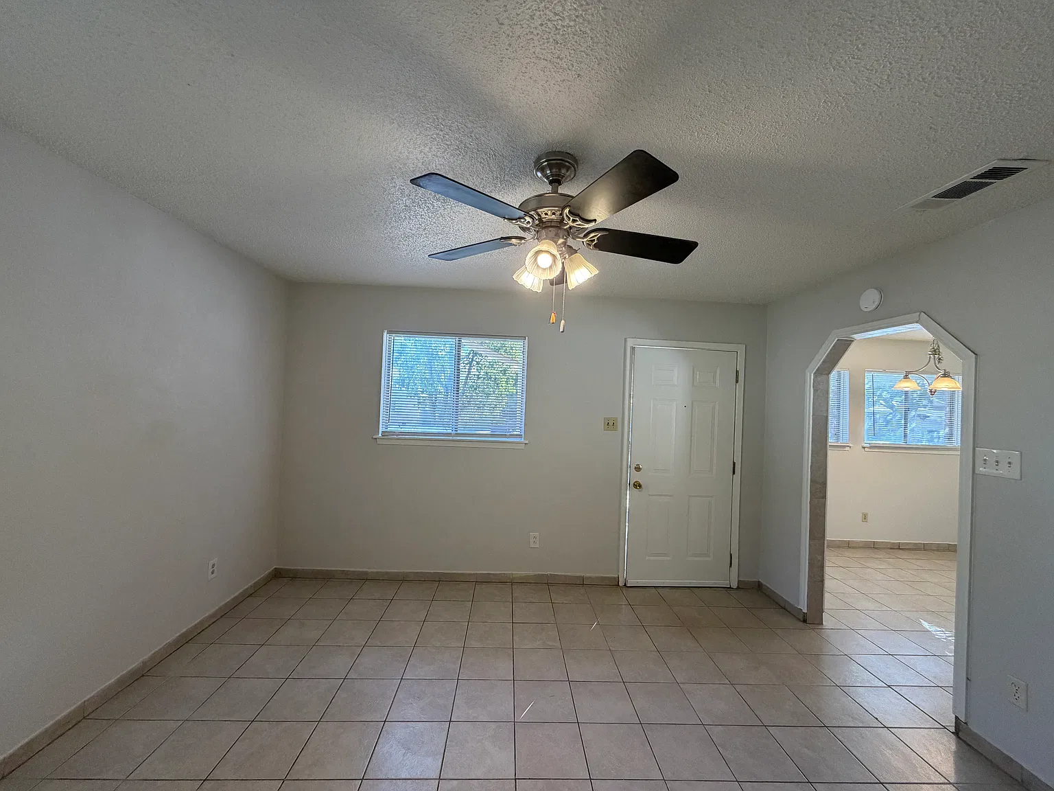 3 bed, 1064 sqft, $1,295 — Photo 2