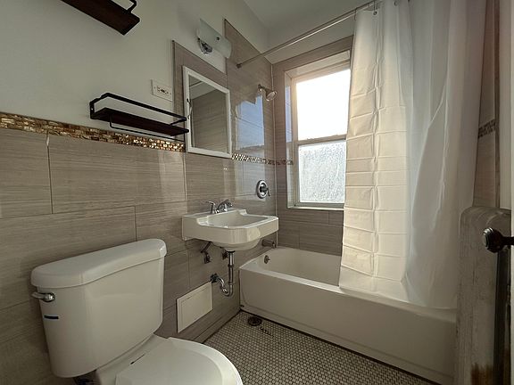 4th image of 2712 N Milwaukee Ave #202Z