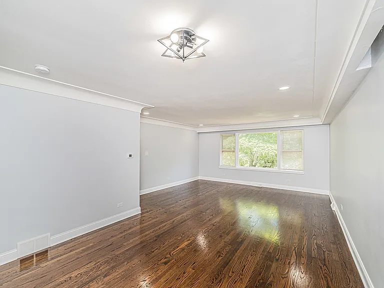 7530 N Oakley Ave #2 — Photo 3