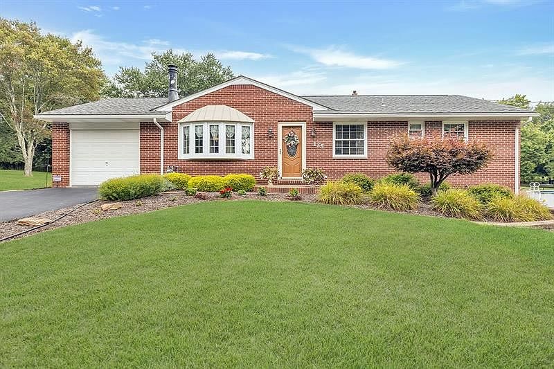 1st image of 125 Hickory Dr