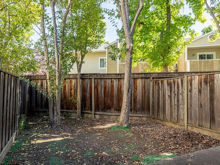 Cambridge Court Townhomes — Photo 18