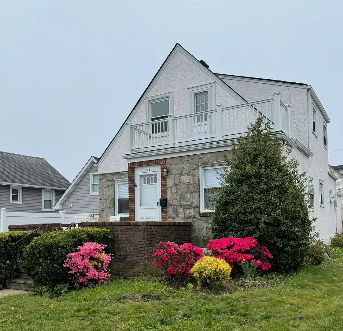 220 E Pine St — Photo 1