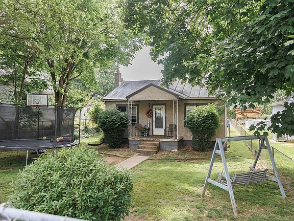 3rd image of 2225 Pine Ave