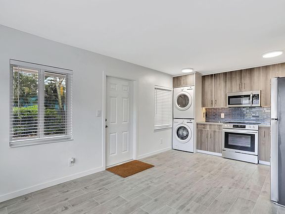3rd image of 1000 SW 30th St APT 1