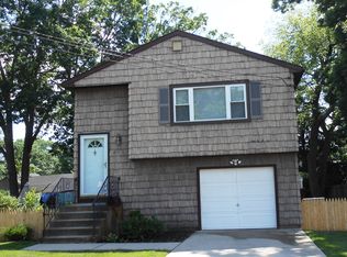 810 N Broome Ave, Lindenhurst, NY 11757