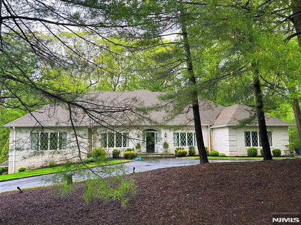 880 Hilltop Ter, Franklin Lakes, NJ 07417