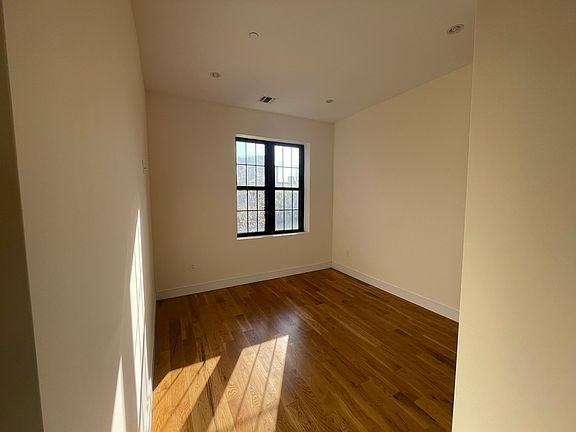 4th image of 744A Willoughby Ave #3K