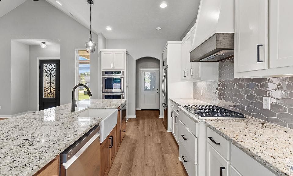 1st image of 6814 Maple View Ln