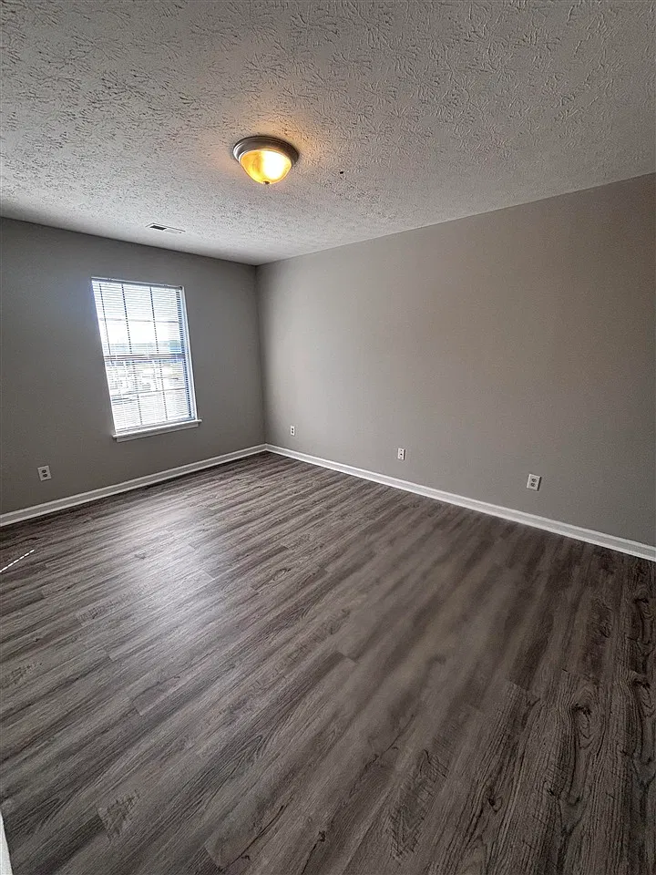 3 bed, 1232 sqft, $995 — Photo 2