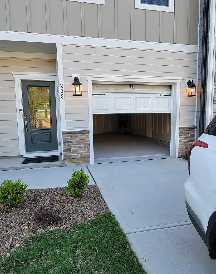 3 bed, 2.5 bath, 1641 sqft, $1,890 — Photo 3