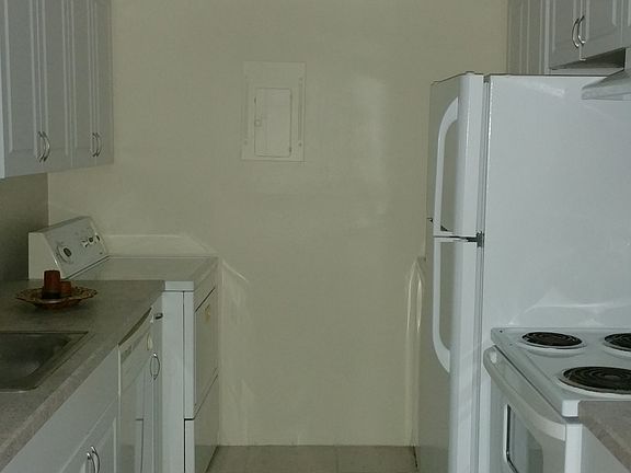 CLEAN Kitchen With Washer Dryer