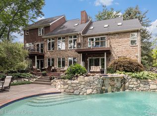 2460 Waterfront Dr, Brighton, MI
