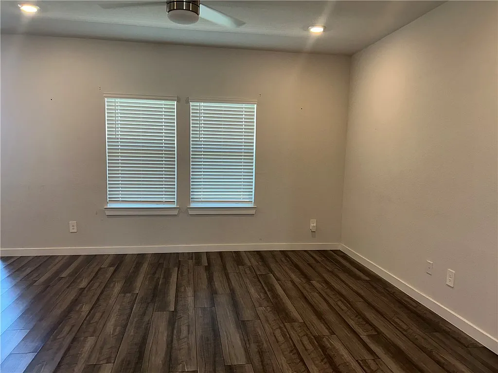 3 bed, 2.5 bath, 1855 sqft, $1,995 — Photo 3