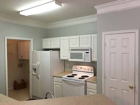3rd image of 1577 Cambridge Lakes Dr