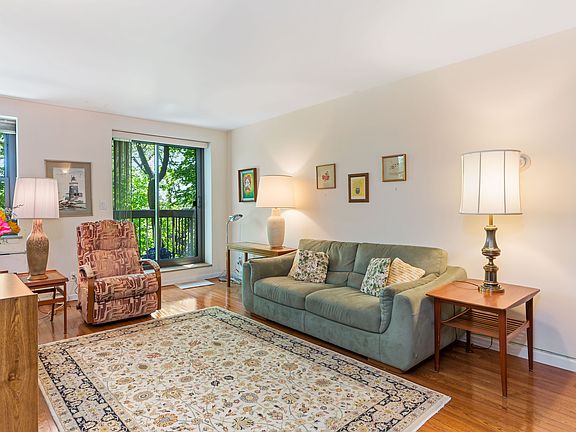 5th image of 1376 Midland Ave APT 206