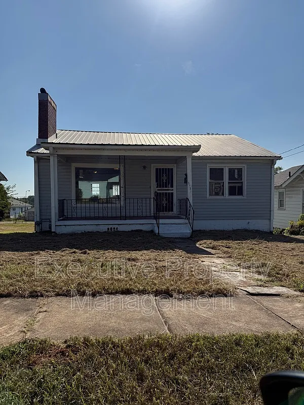 3 bed, 1.0 bath, 1232 sqft, $1,200 — Photo 1