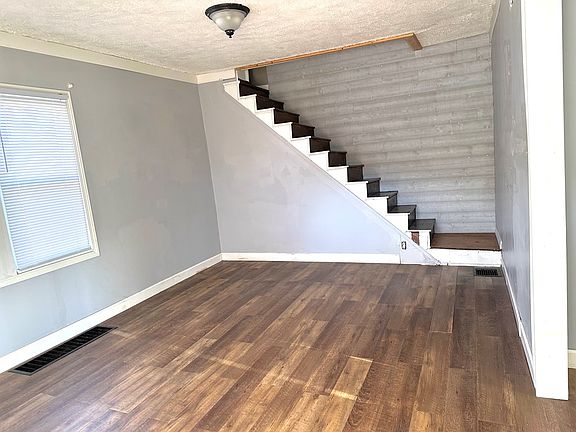 3rd image of 2238 Russell Ave