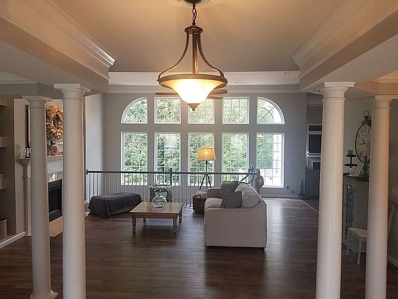 3rd image of 73 Brook Hollow Ct