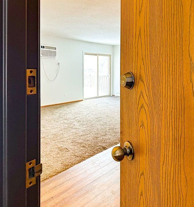 438 Independence Ave. Champlin MN 55316 438 Independence Ave N