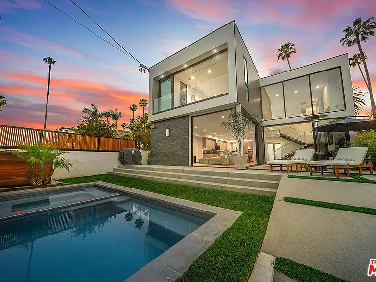 200 N Doheny Dr — Photo 1