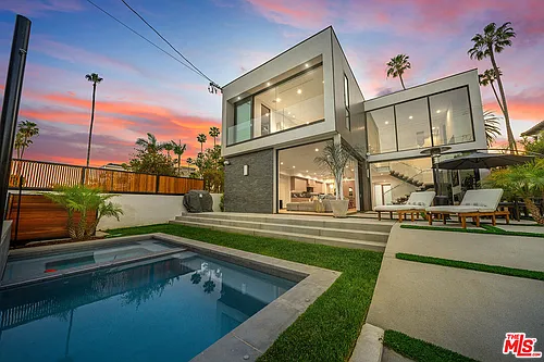 200 N Doheny Dr Photo 1