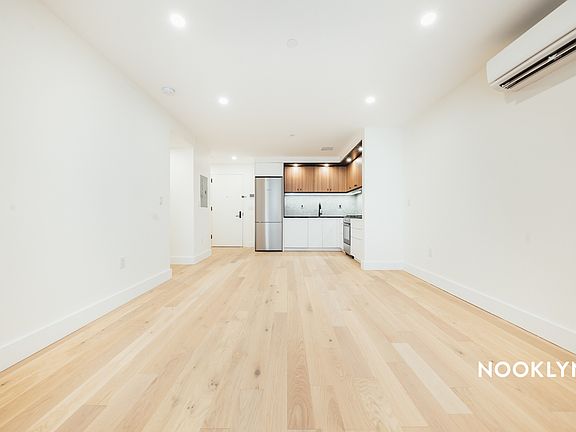 5th image of 1901 10th Ave #2R