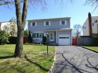 6 James St, Huntington Station, NY 11746