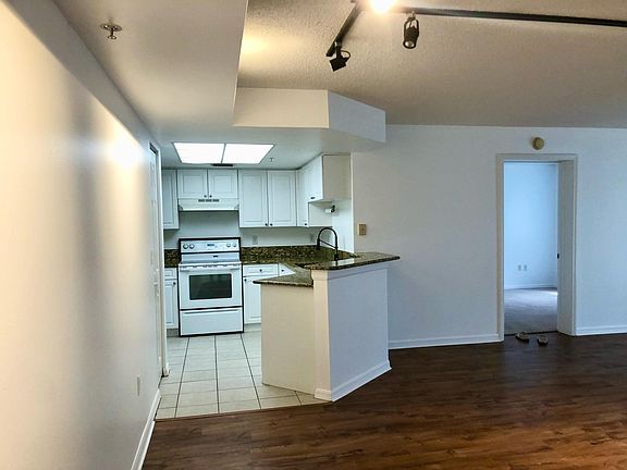 4th image of 1100 Crestwood Ct S APT 1101
