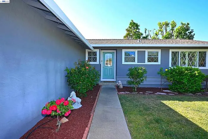 749 Moraga Dr — Photo 3