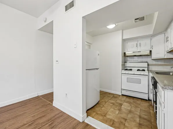 492 Pavonia Avenue image 6 of 25