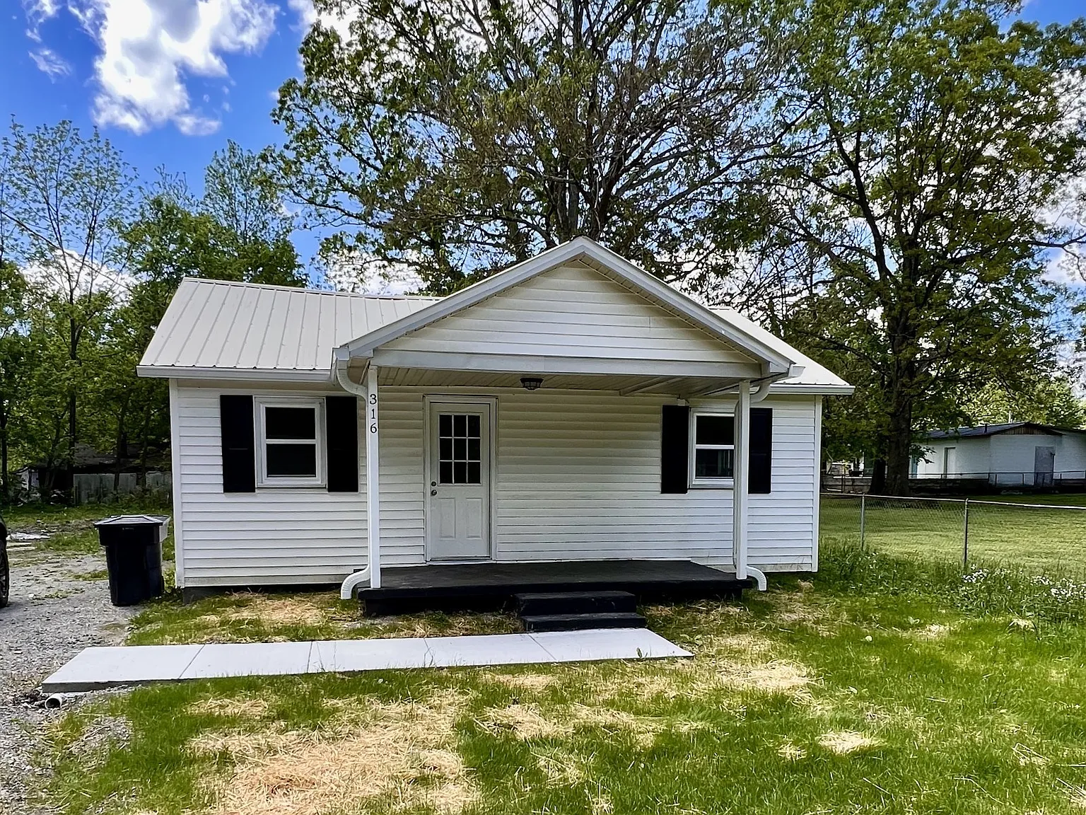 2 bed, 1.0 bath, 924 sqft, $1,200 — Photo 1