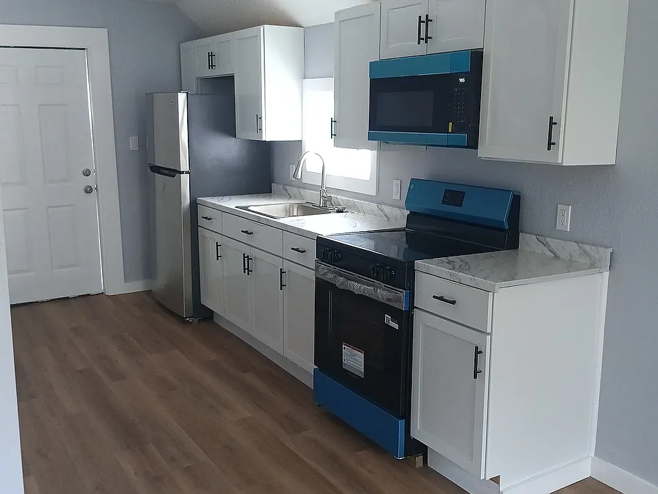 1127 Montrose Ave #2