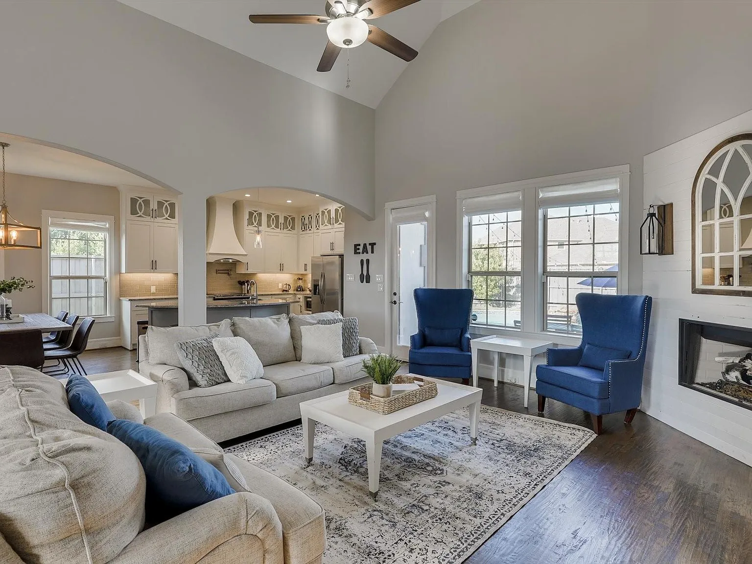 5 bed, 2833 sqft, $4,400 — Photo 2