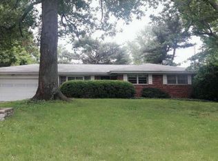 11 Grand Circle Dr, Maryland Heights, MO 63043