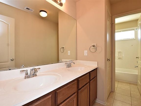 5th image of 2513 Crestmoon Ct