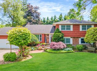 17 Pound Ridge Rd, Plainview, NY 11803