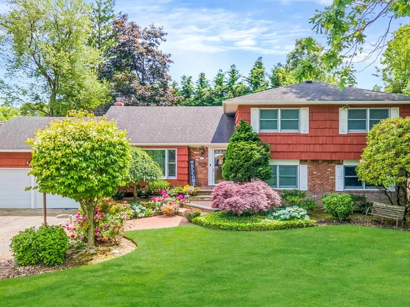 17 Pound Ridge Road, Plainview, NY 11803