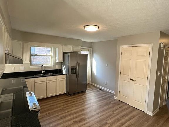 3rd image of 458 Elizabeth Ln