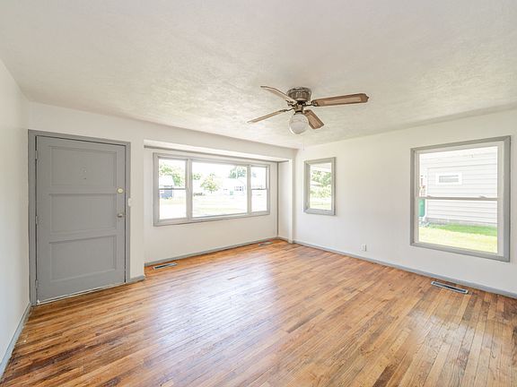 5th image of 1701 Castle Hills Dr