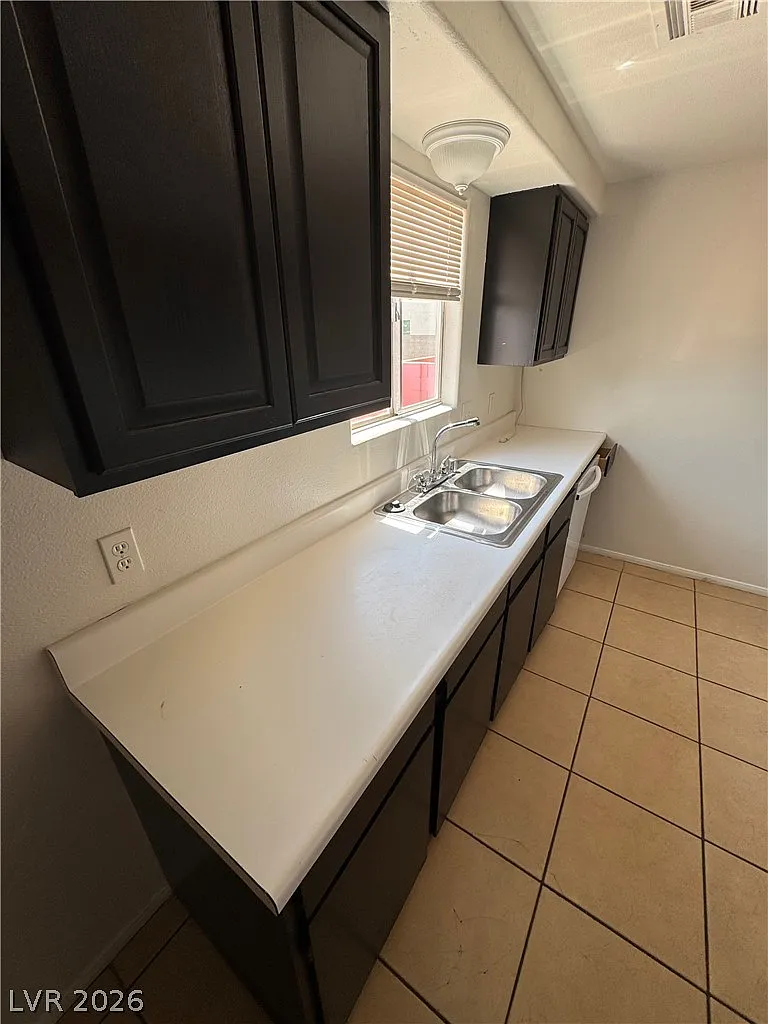 3 bed, 2.0 bath, 4310 sqft, $1,200 — Photo 4