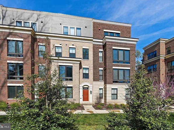 518 Harborview Dr, Oxon Hill, MD 20745