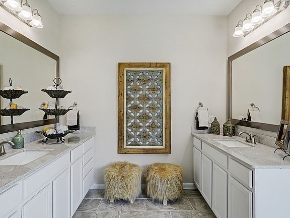 Dual vanity sinks in owner s bath