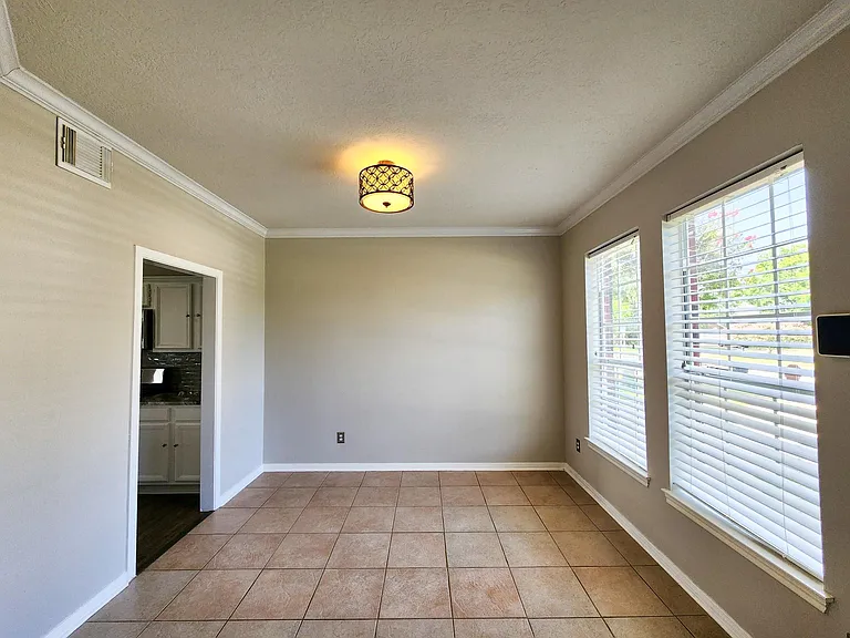2412 N Mission Cir — Photo 4