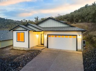 932 SE Golden Eagle Ave, Roseburg, OR 97470