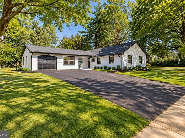 2 Bonnie Ln, Willingboro, NJ 08046