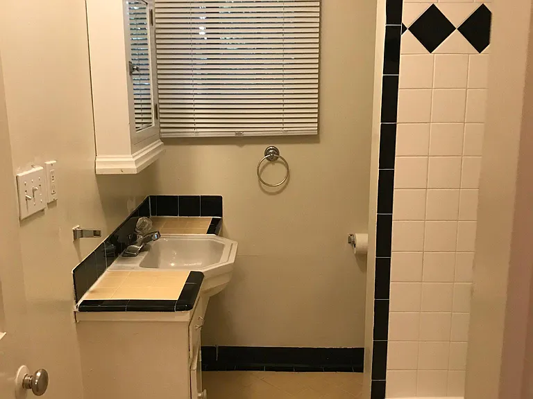 1430 SW Moss St #4 — Photo 9