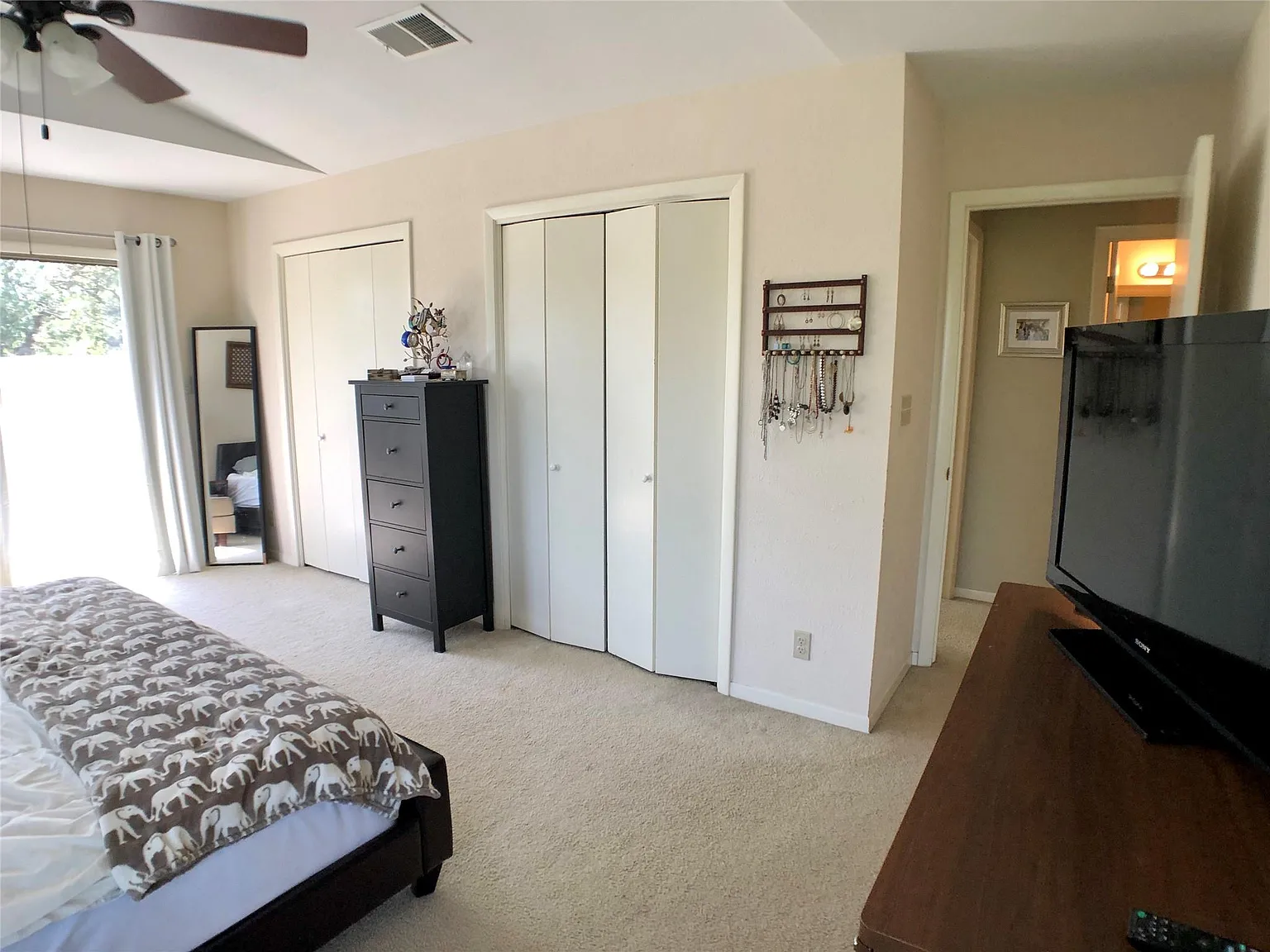 3 bed, 2.5 bath, 2523 sqft, $2,300 — Photo 4