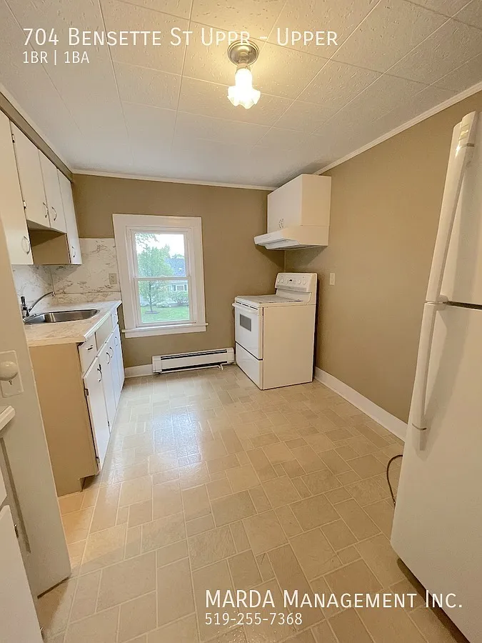 Spacious 1+1 Bed/1 Bath Upper Apt + Hydro! — Photo 3